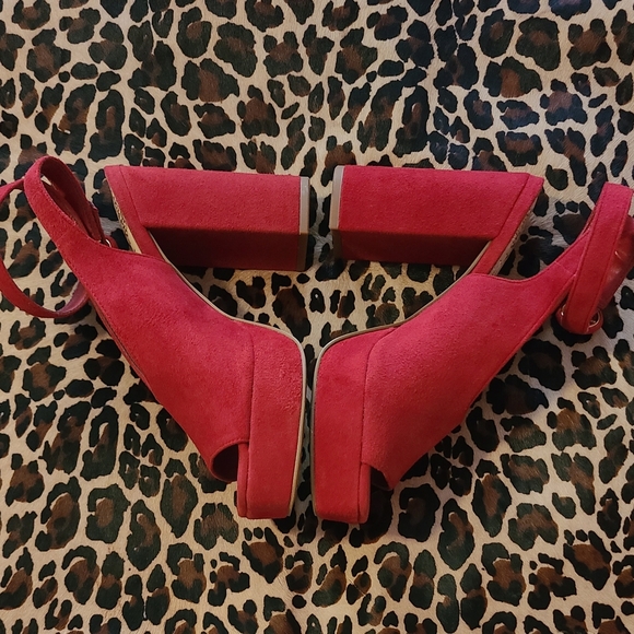Vince Camuto Vibrant Red Block Heel Sandals - Picture 3 of 8